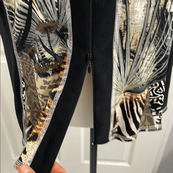 Joseph Ribkoff Top Black/Tan Jungle Print V Neck Cap Sleeve 2 Way Zipper Size 18 - Picture 5 of 12
